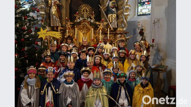 Aushilfspfarrer Thankgod Okoroafor (hinten) sandte die Ministranten im Sonntagsgottesdienst aus. Bild: soj