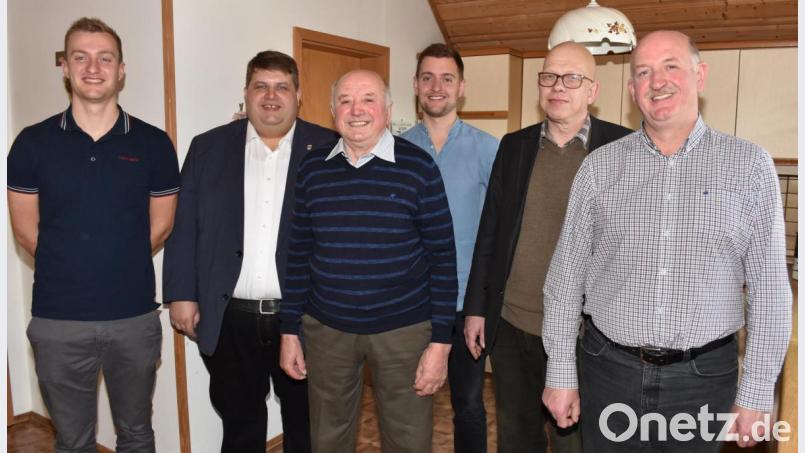 Glückwünsche zum 80. Geburtstag (von links): Enkel Alexander, Bürgermeister Dieter Dehling, der Jubilar Georg Pickel, Enkel Manuel, Pfarrer Thomas Schertel, Sohn Willi. Bild: no