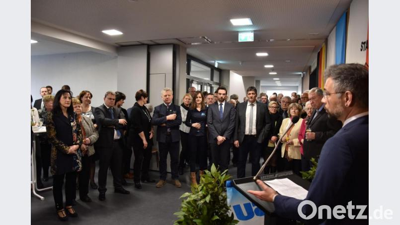 CSU-Ortsvorsitzender Alexander Herzner (rechts) begrüßt die Gäste beim Neujahrsempfang im Foyer der Mehrzweckhalle. Bild: Lowak