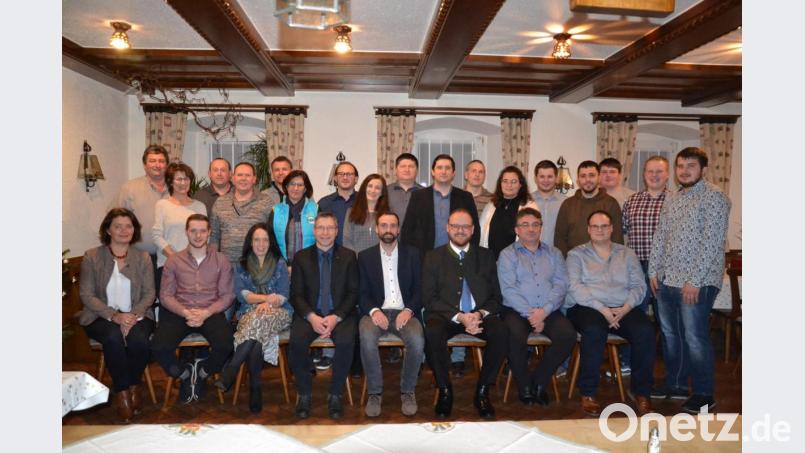 Armin Bulenda (sitzend, Vierter von rechts) geht für die CSU ins Rennen um das Bürgermeisteramt. Unterstützt wird er von den Frauen und Männern, die für den Marktrat kandidieren. CSU-Kreisvorsitzenden und Landrat Andreas Meier (sitzend, Dritter von rechts) gratuliert. Bild: gi