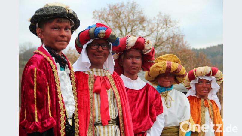 Die Freudenberger Bauernbühne spendierte die Schminke für die Mohren: In fünf Gruppen waren die Sternsinger in Freudenberg und Wutschdorf unterwegs. Bild: gri