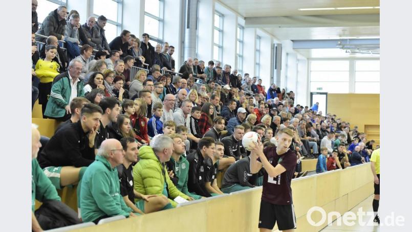 Der Ammerthaler Andre Karzmarczyk wirft vor großer Kulisse ein. Bild: Hubert Ziegler