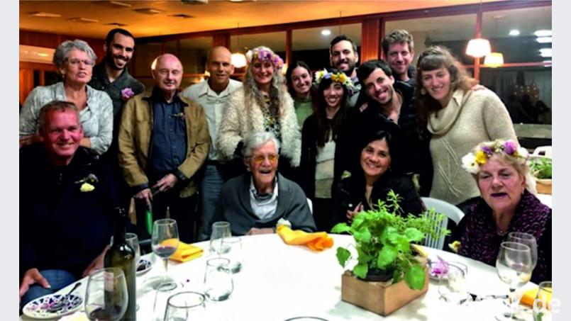 Gemeinsam mit den Kindern, Enkeln und Urenkeln sowie Freunden und Bekannten feierte Horst Hauschild (sitzend, Mitte) Kibbuz HaMa’apil in Israel seinen 100. Geburtstag. Bild: Heinz Blumensath, Tel Aviv/Berlin
