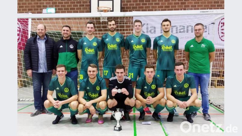 Der SV Mitterteich feierte beim KIA-Cup einen Einstand nach Maß: Bei seiner Premiere holte sich der Nord-Landesligist gleich den Titel, zu dem Raab-Geschäftsführer Thomas Binner (l.) und FC Ost-Vorstandsmitglied Martin Opptiz (r.) gratulierten. Bild: lst Bild: lst