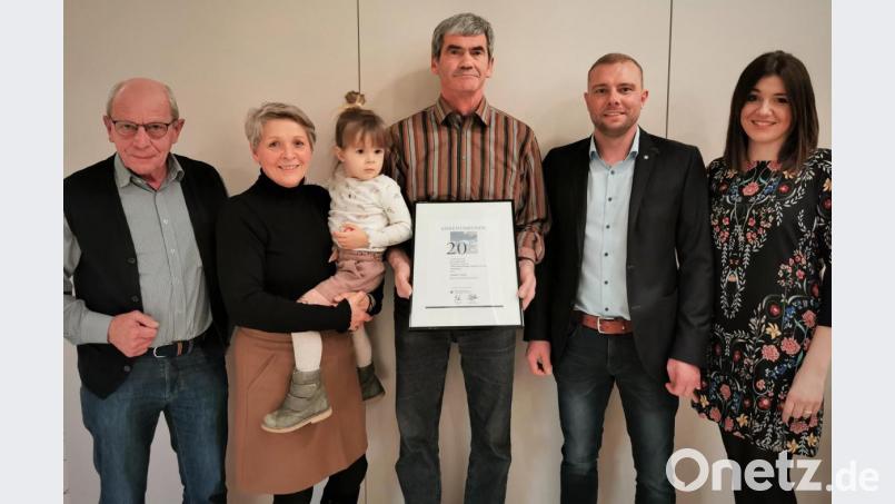 Für 20-jährige Zugehörigkeit zum Tiefbauunternehmen Hans Schaumberger wurde Helmut Stock (Mitte) geehrt. Ihn gratulierten (von links) Seniorchef Theo und Maria Schaumberger mit Enkelin Emma, sowie Geschäftsführer Johannes und Nadine Schaumberger. Bild: jr