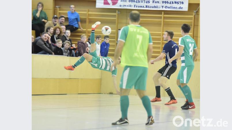 Szene aus dem Vorrundenspiel der Gruppe B: SV Fortuna Regenburg (in Grün) gegen Gastgeber SV 08 Auerbach mit Jannik Freiberger (Zweiter von rechts). Endergebnis: 2:3. Bild: Hubert Ziegler