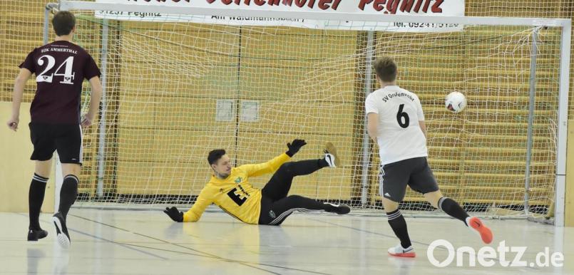 Szene aus dem Vorrundenspiel der Gruppe A: SV/TUS/DJKGrafenwöhr (in Weiß) gegen die DJK Ammerthal, mit dem Grafenwöhrer Siegtor. Der Ammerthaler Torhüter Christopher Sommerer (Mitte hinten) und der Ex-Auerbacher Mario Zitzmann (links) können nicht mehr rettend eingreifen. Bild: Hubert Ziegler