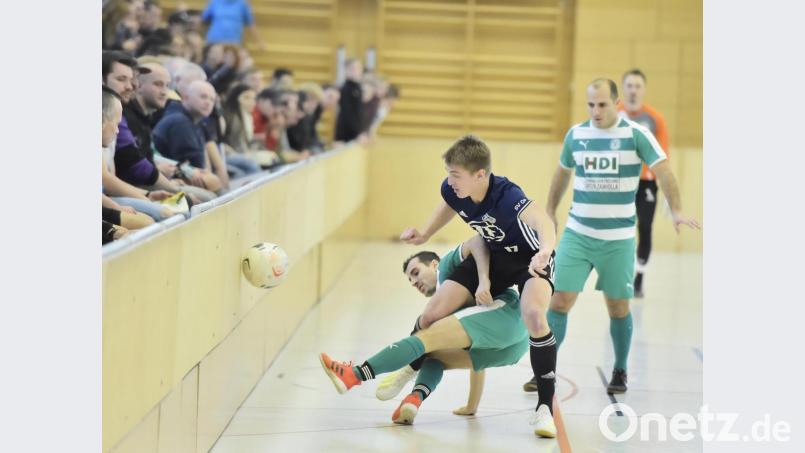 Szene aus dem Vorrundenspiel der Gruppe B: SV Fortuna Regenburg (in Grün) gegen Gastgeber SV 08 Auerbach mit dem jungen Tim Schmiedl. Endergebnis: 2:3.

Bild: Ziegler Bild: Hubert Ziegler