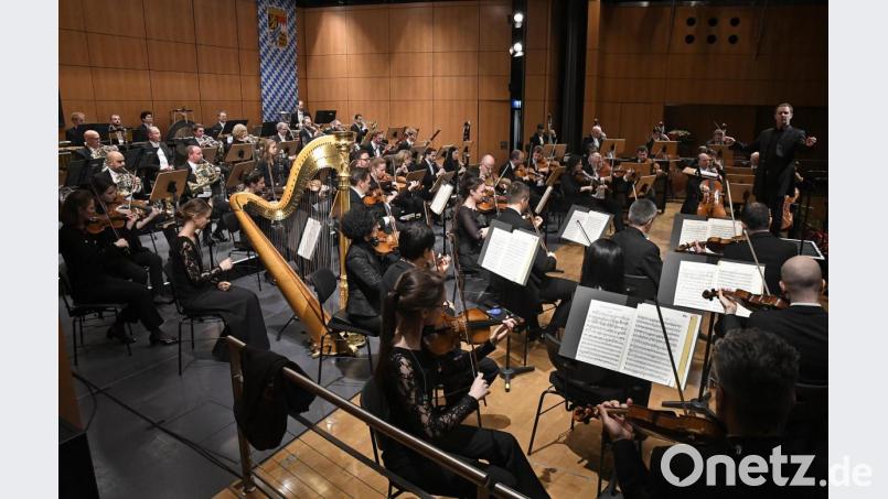 Neujahrskonzert 2020: Hofer Symphoniker
&quot;Magic New Year&quot; – das bezaubernde Neujahrskonzert im ACC Amberg Dirigent
Johannes Klumpp Bild: Petra Hartl