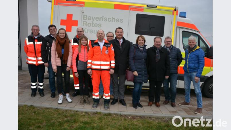 SPD-Mandatsträger besuchten die BRK-Rettungswache Mitterteich und informierten sich über den aktuellen Stand. Mit dabei waren (von links) BRK-Rettungsdienstleiter Klaus Dvorak, BRK-Kreisgeschäftsführer Holger Schedl, Verena Grötsch, Rettungssanitäter Christian Hofmann, Johanna Grötsch, Rettungssanitäter Matthias Wagner, Wachleiter Raimund Köstler, MdB Uli Grötsch, MdL Annette Karl, sowie die Stadträte Johann Brandl, Gerhard Greim und Manfred Sommer. Bild: jr