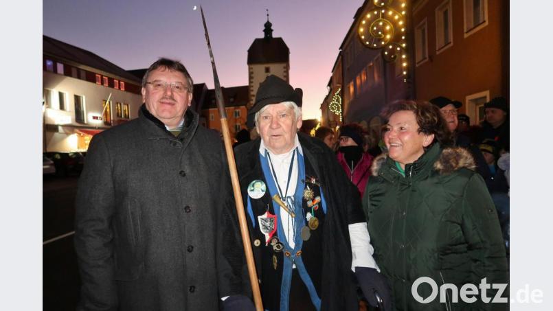 Elisabeth Hammer und Bürgermeister Hans-Martin Schertl beglückwünschen Josef Eierer zu seiner 25. Jahresschluss-Stadtführung und wünschen dem Vilsecker Nachtwächter weiterhin gute Gesundheit. Bild: rha