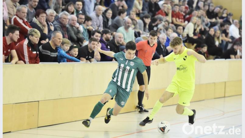 Szene aus dem Vorrundenspiel der Gruppe B: Der ATSV Erlangen (rechts) und die DJK Gebenbach mit Patrick Hofmann (links) trennen sich : 1:1. Bild: Hubert Ziegler