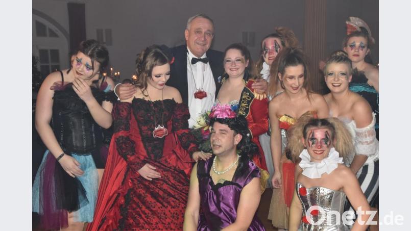 Auch für die Showtanzgruppe zeichnet Trainerin Monique verantwortlich. OB Kurt Seggewiß weiß ihr Engagement zu schätzen. Bild: hcz