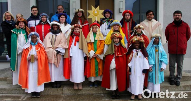 Nach dem Familiengottesdienst wurden die Sternsinger auf vier Gruppen aufgeteilt und von Pater Martin (Zweiter von rechts) auf den Weg geschickt. Betreut wurden sie von Silke Bächer, Maximilian April, Siegfried Trißl (von links) und Markus Konz (rechts). Bild: wro