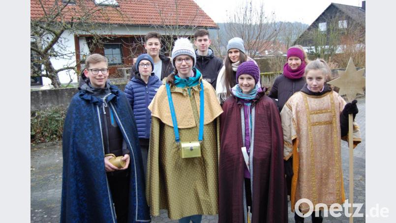 In mehreren Gruppen zogen die Sternsinger in der Pfarrei Michldorf von Haus zu Haus und baten um eine Spende für notleidende Kinder in der Welt. Bild: grm