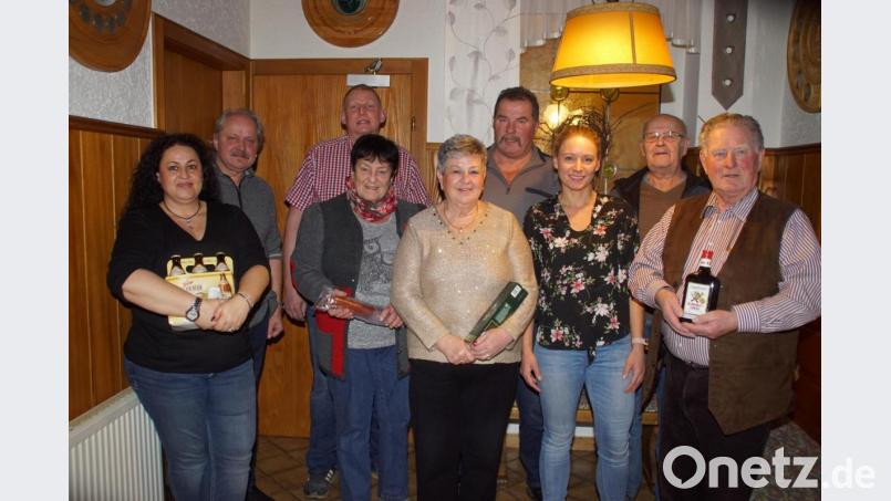 Schießleiter Jürgen Mahrle (Zweiter von links) und die neuen Wirtsleuten überreichen den besten Schützen Preise. Bild: mmj