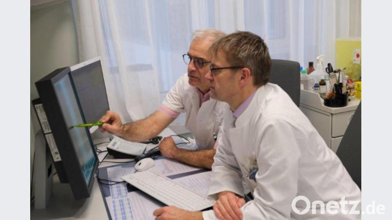 Die beiden Chefärzte Dr. Rober Bauer und Dr. Matthias Hipp bei der Besprechung der Therapie. Bild: Klinikum/Dietl