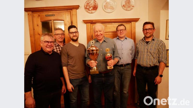 Zum 45. Mal wurde der Schafkopfmeister der Waldsassener Feuerwehr ermittelt. Im Bild (von links) Vorsitzender Dr. Wolfgang Fortelny, Ehrenkommandant und Mitorganisator Hermann Müller, Patrick Rippl, Sieger Alfred Bruckner, Markus Waller und Kommandant Tobias Tippmann. Bild: flm