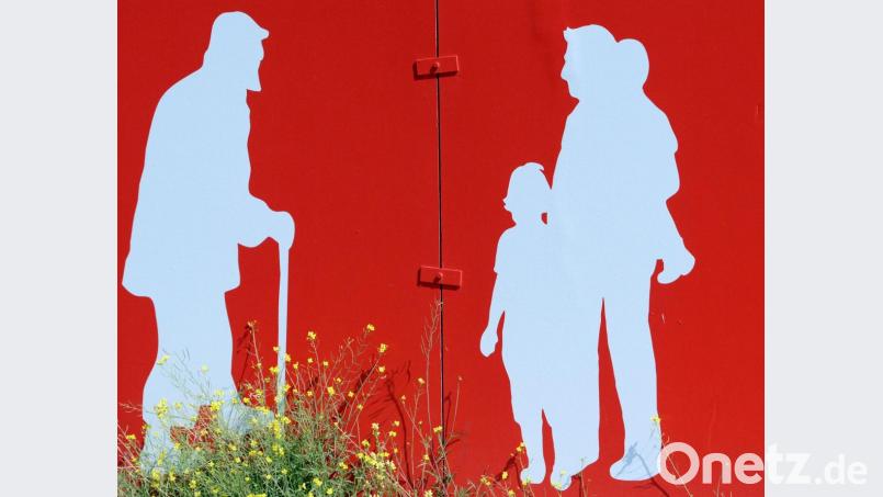 Die Altersstruktur im Landkreis Tirschenreuth hat sich in den vergangenen Jahrzehnten verändert. Die Zahl der Geburten gleicht die Zahl der Sterbefälle nicht mehr aus. Der neue Sozialbericht weist aber auch eine Zunahme der sozialversicherungspflichtigen Jobs aus, wovon Familien profitieren. Symbolbild: Jens Kalaene