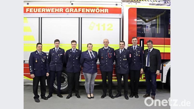 Marco Arnold (Vierter von rechts) fungiert neu als zweiter stellvertretender Kommandant der Feuerwehr. Bürgermeister Edgar Knobloch (rechts) gratuliert ihm ebenso zur Wahl wie den geehrten Brandschützern zu ihren Auszeichnungen. Bild: jma