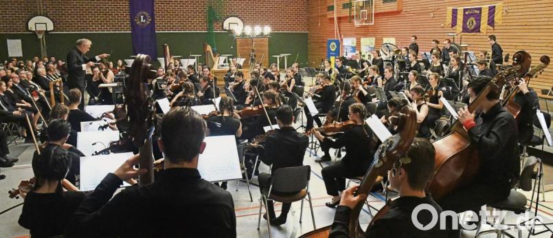 Das Bayerische Landesjugendorchester (BLJO) gab ein umjubeltes Benefiz-Neujahrskonzert in der Krötensee-Sporthalle. Bild: Petra Hartl