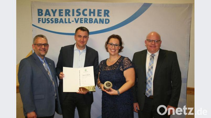 Bei der Übergabe der DFB-Uhr mit Urkunde (von links): Stefan Merkel (Kommission Ehrenamt DFB), SpVgg-Vorsitzender Marco Schwab sowie die Kreis-Ehrenamtsbeauftragten Kathrin Bödelt und Alexander Männlein. Bild: exb