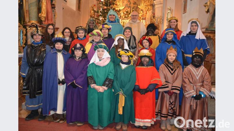 24 Sternsinger wurden am Sonntagvormittag in der Pfarrei Leonberg von Stadtpfarrer Anton Witt ausgesendet, wo sie den ganzen Tag über die Familien in ihren Wohnungen besuchten und ihnen Gottes Segen für das neue Jahr wünschten. Bild: jr