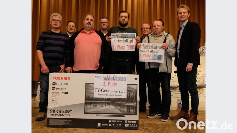 Lukrative Geld- und Sachpreise gab es beim 55. CSU-Festtagspreisschafkopf zu gewinnen. Bei der Siegerehrung (von links): Alfred Hertl (Trostpreis), 3. Bürgermeister Peter Leitsoni, Michael Bugera (2. Platz), Bürgermeister Hermann Falk, Gerald Geis (1. Platz), Fraktionsvorsitzender Dr. Hans-Jürgen Schönberger, Konrad Nitzl (3. Platz) und Ortsvorsitzender Florentin Siegert. Bild: u