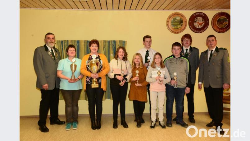 Erster Schützenmeister Peter Meier (links) und die Sportwarte Michael Beierl und Vinzenz Kellner übergeben den erfolgreichen Schützen die Siegertrophäen bei den Pokalwettbewerben. Bild: bey