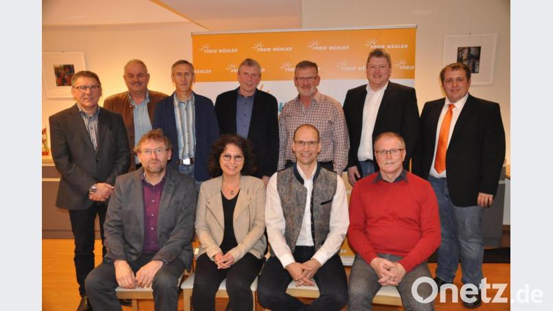 10 FW-Bürgermeisterkandidaten und Landratskandidat Ely Eibisch (es fehlt Werner Brucker, Reuth):
Sitzend, von links: Hermann Schraml (Kemnath), Michaela Härtl (Waldershof), Landratskandidat Ely Eibisch und Max Bindl (Konnersreuth). Stehend, von links: Oskar Schuster (Friedenfels), Johann Burger (Leonberg), Markus Schäffler (Wiesau), Bernhard Thoma (Mitterteich), Johann Wurm (Waldsassen), Bernhard Schmidt (Erbendorf) und Dominik Kugler (Kastl). Bild: ak