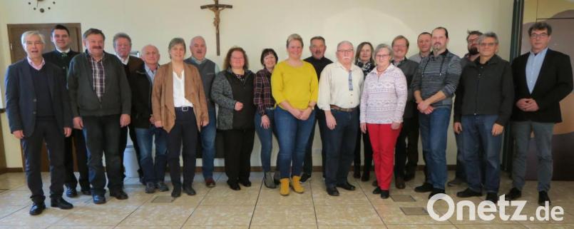 Die Gartenpfleger wählten für ihre Vereinigung einen neuen Vorstand und bestätigten Vorsitzende Petra Schmid (Sechste von links) im Amt. Referent Thomas Jaksch (links) sprach zum Jahresthema "Gesundheit im Gemüsegarten". Bild: Hirsch