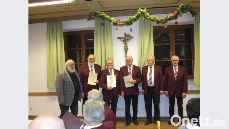 Adolf Gassner (von links), Josef Haller, Hans Lang, Ludwig Hofmann, Helmut Fischer und Herbert Ernst beim Ehrenabend des Gesangvereins Ammerthal. Bild: e