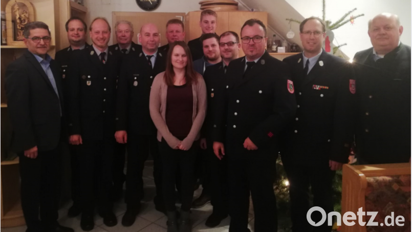 Ehrungen und Neuwahlen gab es bei der Feuerwehr Mehlmeisel: (von links) Bürgermeister Franz Tauber, Dominik Reger, Benjamin Müller, Reinhard Glaser, Klaus Hautmann, Ines Gräbner, Fabian Rauch, Dominik Schraml, Marco Köstler, Franz-Josef Köstler, Kreisbrandmeister Johannes Geisler und Kreisrat Andreas Voit. Bild: exb