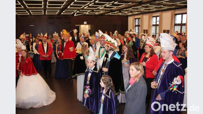 Die Stadt Tirschenreuth empfing 44 Prinzenpaare im Sitzungssaal des Landratsamtes. Bild: kro