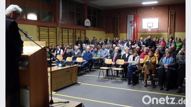 Vor mehr als 100 Gästen in der Turnhalle der Fichtelnaabtalschule widmete sich Bürgermeister Manfred Kratzer (links) in seiner Ansprache beim Neujahrsempfang insbesondere 127 Wertebegriffen, von A wie Abenteuer bis Z wie Zuversicht. Bild: br