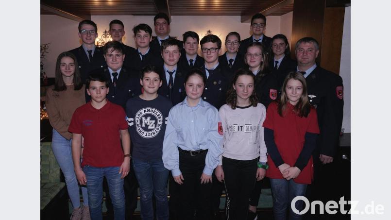 Die Nachwuchsarbeit der Feuerwehr Högling kann sich sehen lassen. Bei der Jahreshauptversammlung gab es zahlreiche Auszeichnungen für die Jugend. Bild: nib