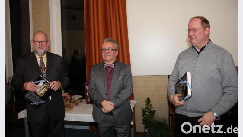 Mit je einem Buch bedankte sich Bürgermeister Toni Dutz bei den Pfarrern Markus Nees (rechts) und Martin Schlenk (links) für die gute Zusammenarbeit. Bild: wro