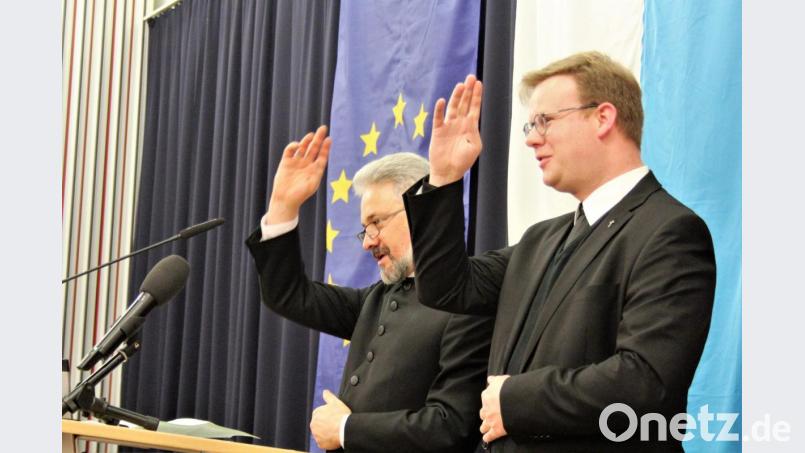 Den ökumenischen Segen für das neue Jahr spendeten Stadtpfarrer Thomas Kraus und der evangelische Pfarrer Dirk Grafe (von rechts). Bild: stg