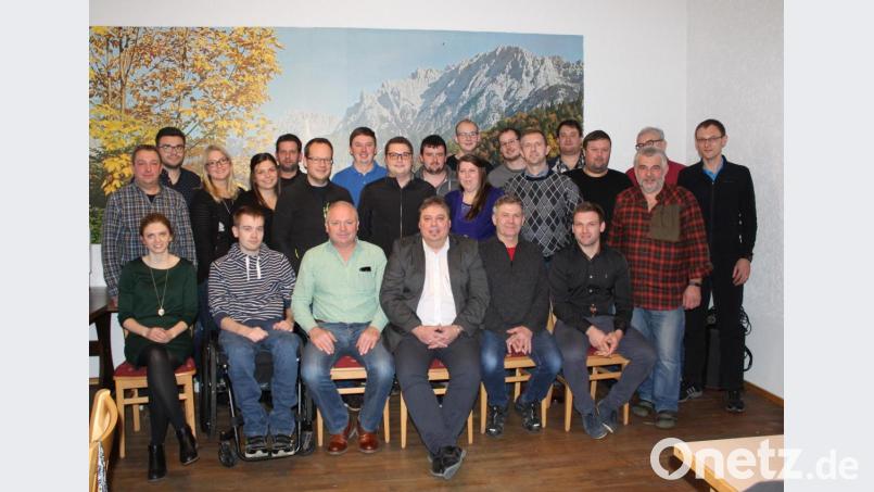 Hans Gradl, vordere Reihe, sitzend, Vierter von links, will weiterhin Bürgermeister sein. Unser Bild zeigt ihn mit den Kandidaten für den Gemeinderat. Bild: exb