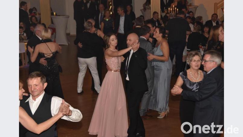 Fleißig tanzen die Besucher zur Musik von Angelique Daniel, bekannt als Sängerin Angie von &quot;RockConnection&quot;. Bild: hcz