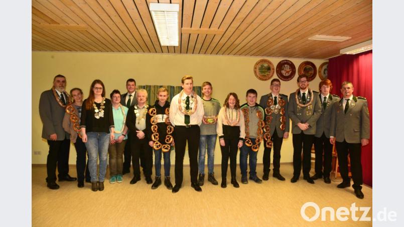 Erster Schützenmeister Peter Meier (links) und die Sportwarte Michael Beierl und Vinzenz Kellner (von rechts) überreichten den neuen Königen die Königswürde und den Zweit- und Drittplatzierten die Wurst- und Brezenkette. Bild: bey