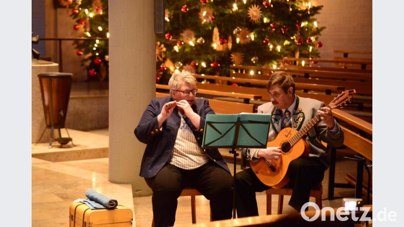 &quot;Die letzt´n Gwietscher&quot; mit Querflöte und Gitarre spielen ruhige Musikstücke zur Freude der Besucher. Bild: bey
