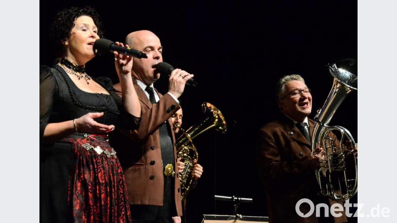 Das Gesangsduo Katharina Praher und Nick Loris mit Bandleader Ernst Hutter (rechts). Bild: Kunz