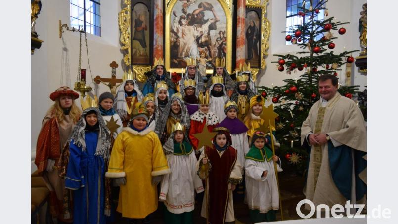 Die Sternsinger der Pfarrei Edelsfeld mit Pfarrer Hans Zeltsperger. Bild: wfe