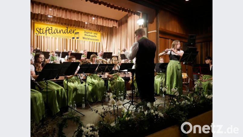 Mit einem außergewöhnlichen Repertoire begeisterte die Stiftländer Jugend- und Blaskapelle beim Dreikönigskonzert im Jugendheim. Im Bild Hanna Ziegert bei ihrem Querflötensolo. Bild: hmr