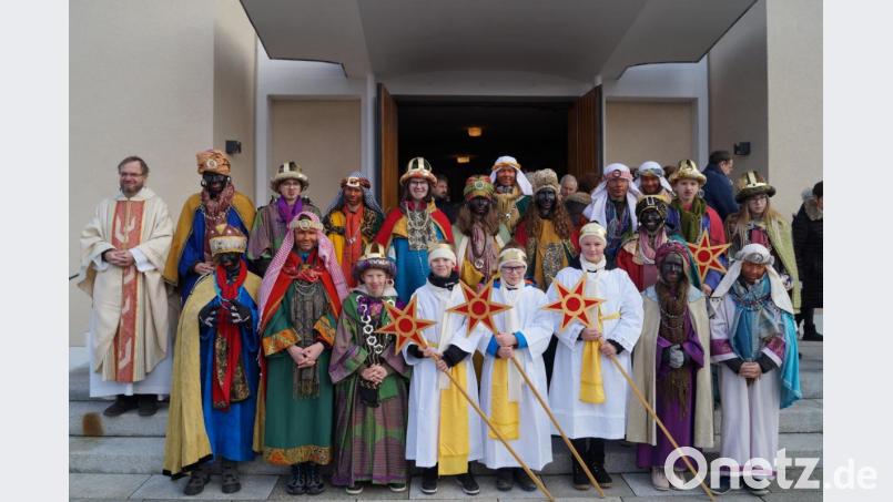 In farbenprächtigen Gewändern ziehen die 21 Schirmitzer Sternsinger nach dem Segen von Pfarrer Thomas Stohldreier (links) durch die Pfarrei und bitten um Gaben für die notleidenden Kinder im Libanon. Bild: du