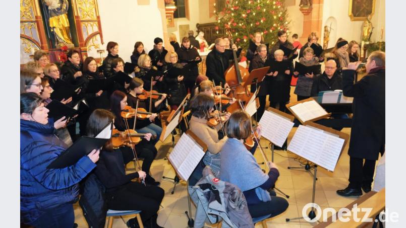 Mit der "Missa sub titulo Sancti Leopoldi" bieten der Kirchenchor der Pfarrei St. Laurentius zusammen mit Solostimmen, Streichorchester und Orgel unter der Gesamtleitung von Joachim Steppert (rechts) geistliche Abendmusik mit einer bemerkenswerten Klangfülle. Bild: do