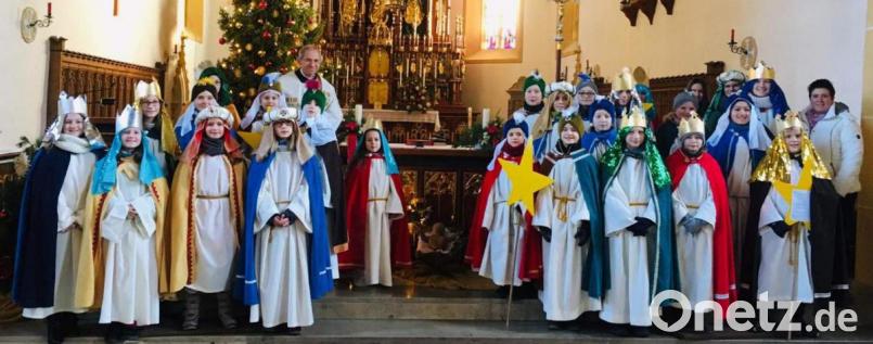 Gemeindereferentin Barbara Schlosser (rechts) hatte die Sternsinger auf ihre Aufgabe vorbereitet, bevor sie von Pfarrer Johann Hofmann (hinten) ausgesandt wurden. Bild: u
