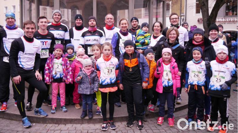 Mit 33 Startern stellt der SV Illschwang das zweitgrößte Team beim Silvesterlauf in Amberg. Im Bild ein Großteil der Läufer in den verschiedenen Altersklassen. Bild: no