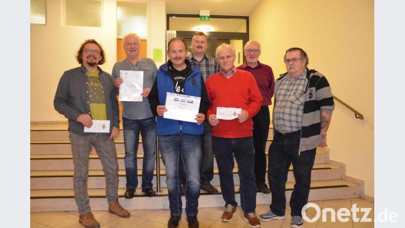 Josef Faltenbacher (Dritter von links) freut sich über die Berlinfahrt als ersten Preis beim Preisschafkopf der CSU. Für Franz Silio (Zweiter von von links) geht es in Landtag nach München. Bild: bey